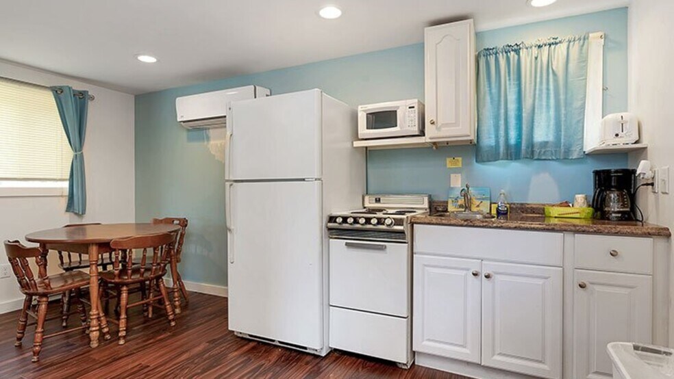 More Photos Of Route 1, Moody Hotel For Sale