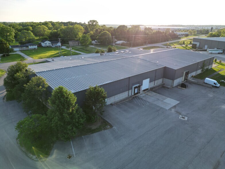More Photos Of 7858 Industrial Pky, Plain City Warehouse For Lease