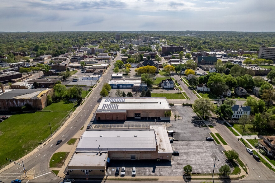 More Photos Of 208-210 Kishwaukee St, Rockford Light Distribution For Sale