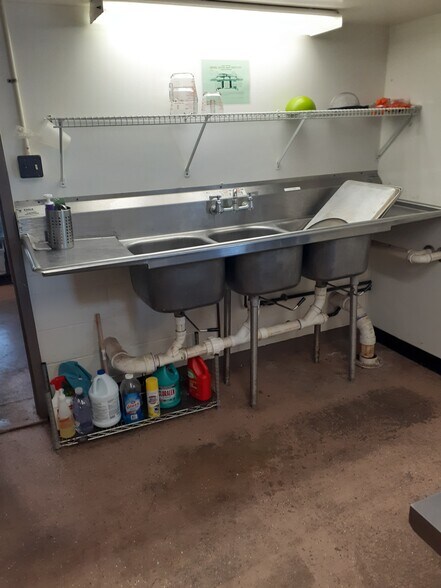 More Photos Of 507 Sherman St, Belleville General Retail For Sale