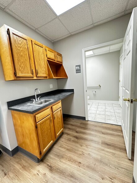 More Photos Of 406 Blankenbaker Pky, Louisville Office For Sale