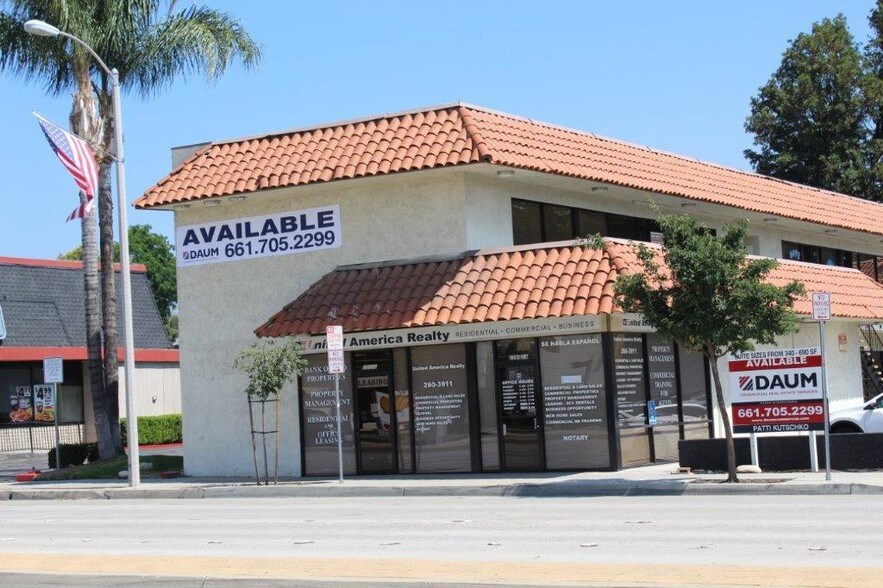 More Photos Of 22916 Lyons Ave, Santa Clarita Storefront Retail Office For Lease