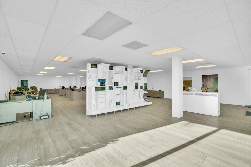 More Photos Of 673 US Highway 1, Vero Beach Showroom For Lease