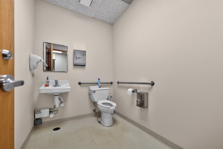 More Photos Of 290 Springfield Dr, Bloomingdale Medical For Lease