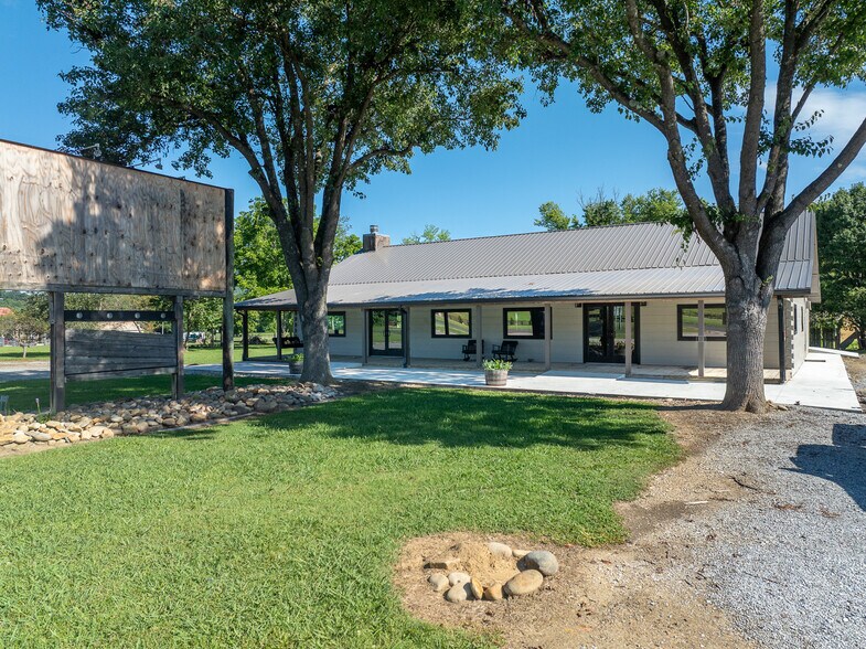More Photos Of 8123 E Lamar Alexander Pky, Townsend Restaurant For Sale