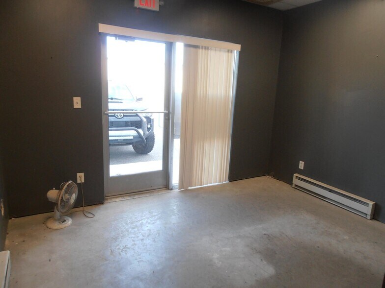 More Photos Of 9930 Express Dr, Highland Warehouse For Lease