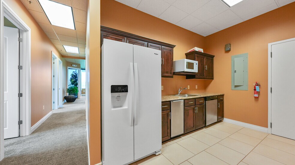 More Photos Of 2265 Bagnell Dam Blvd, Lake Ozark Office For Sale