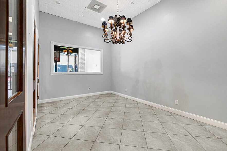 More Photos Of 12649-12655 Memorial Dr, Houston Storefront For Lease