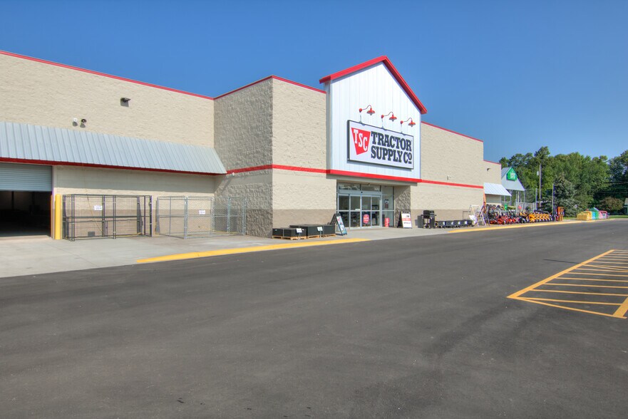 More Photos Of 500 W 9th St N, Ladysmith Land For Lease