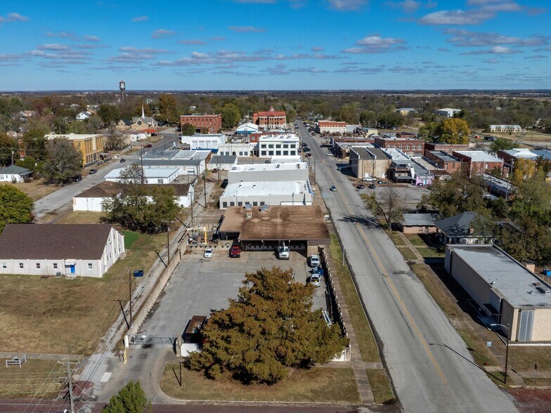 More Photos Of 126 S Maple St, Nowata Office For Sale