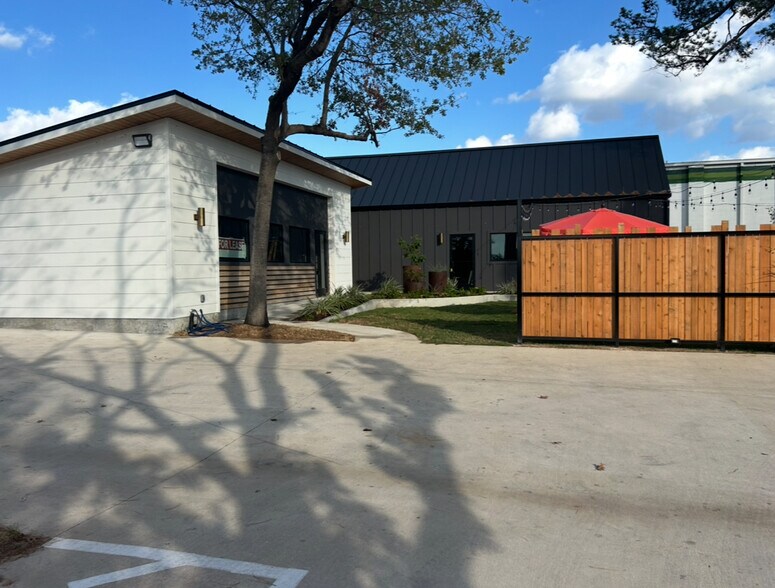 More Photos Of 2214 W 34th St, Houston General Retail For Lease