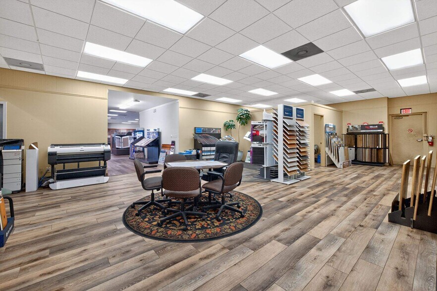More Photos Of 3500 N Palafox St, Pensacola Showroom For Sale
