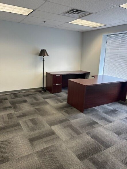 More Photos Of 7 Perimeter Rd, Manchester Light Manufacturing For Lease