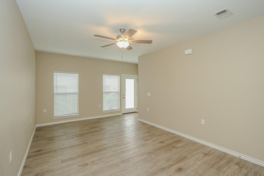 More Photos Of 8133 W 7th St, Texarkana Apartments For Sale