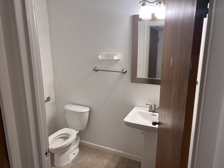 More Photos Of 712 5th Ave N, Texas City Office For Sale