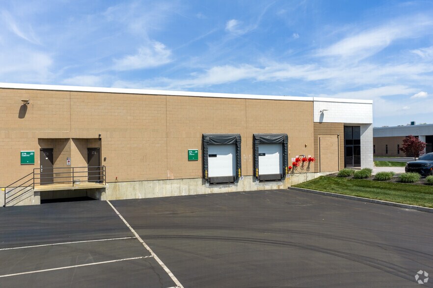 More Photos Of 266-300 Raritan Center Pky, Edison Light Distribution For Lease
