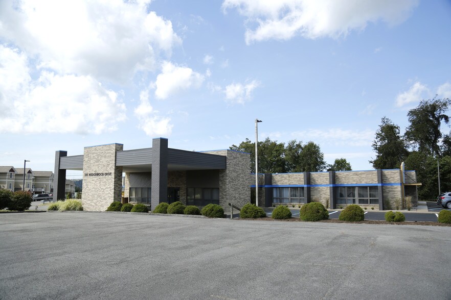 Primary Photo Of 300 Wedgewood Dr, Morgantown Medical For Lease