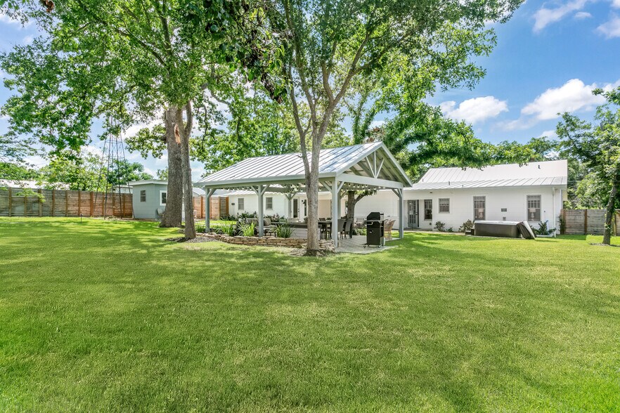 More Photos Of 508 N Orange St, Fredericksburg Specialty For Sale