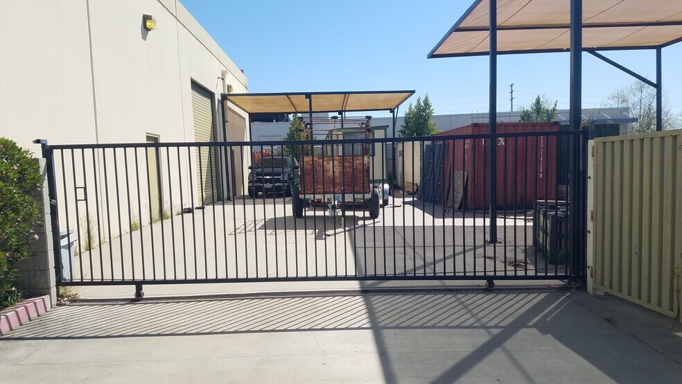 More Photos Of 900 W 10th St, Azusa Warehouse For Lease