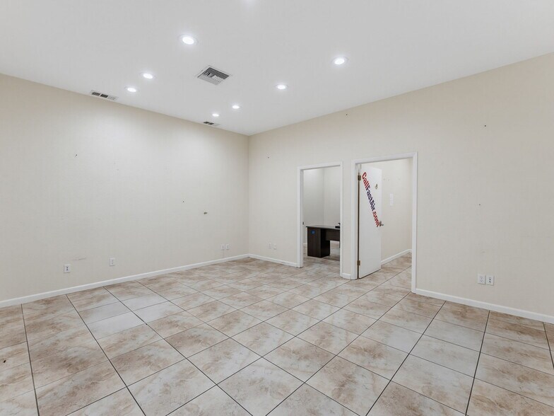 More Photos Of 3347 SW 7th St, Ocala Distribution For Sale
