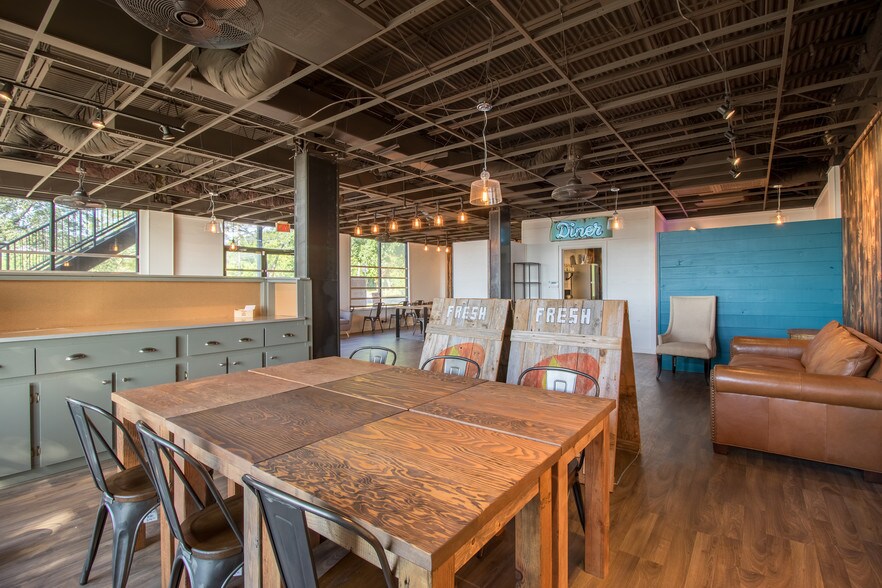 More Photos Of 1000 E 51st St, Austin Unknown For Lease