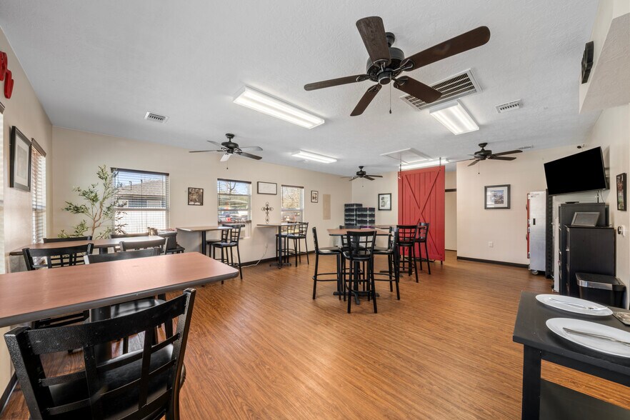 More Photos Of 101 Silverdale Dr, Conroe Freestanding For Sale