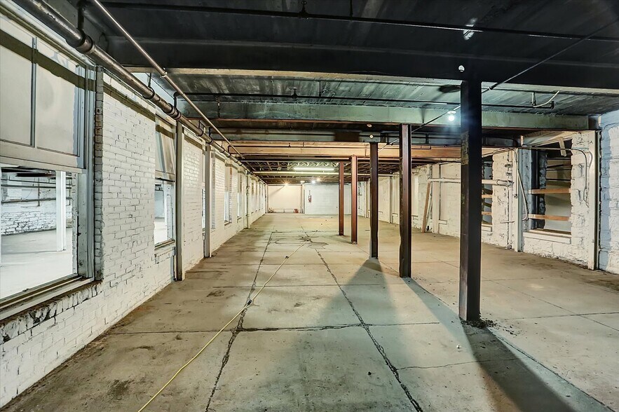 More Photos Of 701 E Hay St, York Warehouse For Lease