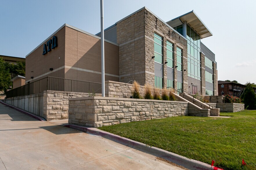 More Photos Of 1632 McCain Ln, Manhattan Sorority Fraternity House For Sale