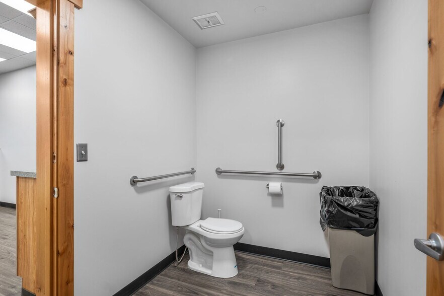 More Photos Of 639 Morgan St, Davenport Bank For Lease