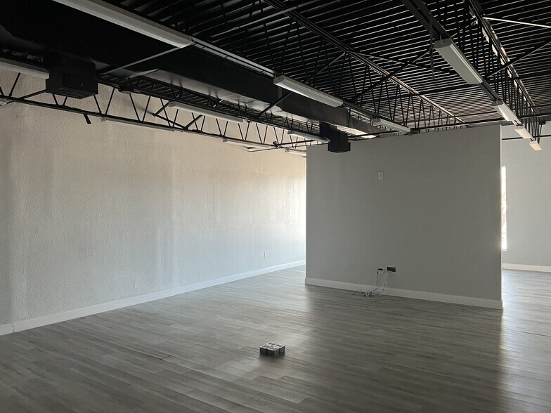 More Photos Of 4815-4817 E Busch Blvd, Tampa Storefront Retail Office For Lease