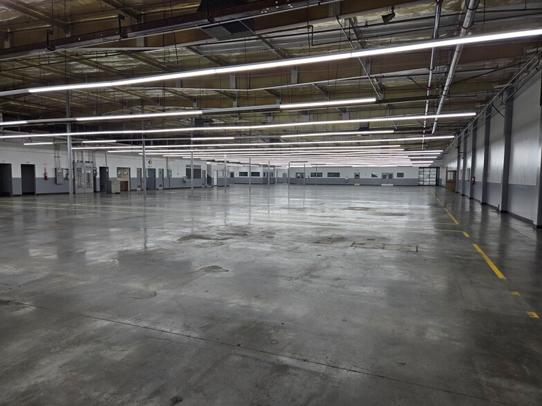 More Photos Of 16750 Schoenborn St, North Hills Flex For Sale