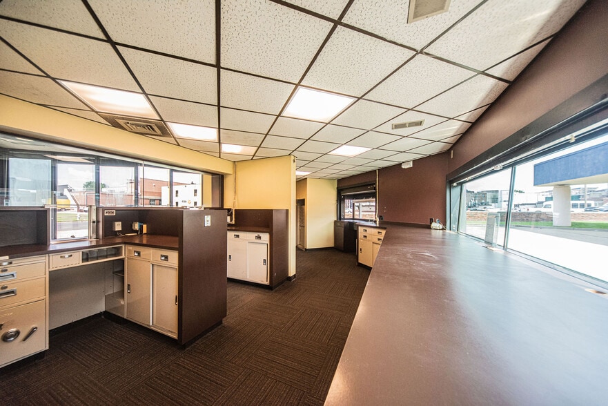 More Photos Of 325 Washington St, Paducah Bank For Lease