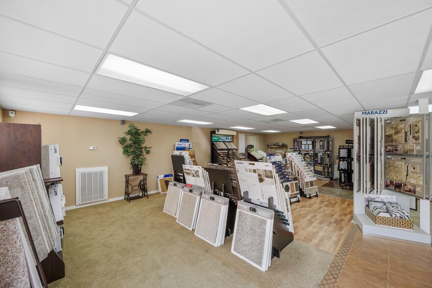 More Photos Of 364 W Main St, Decaturville Flex For Sale