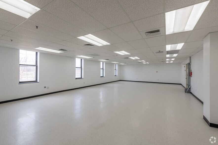 More Photos Of 78 Barnum Rd, Devens Light Manufacturing For Lease