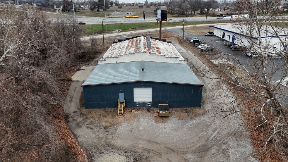 More Photos Of 920 W Skelly Dr, Tulsa Manufacturing For Lease