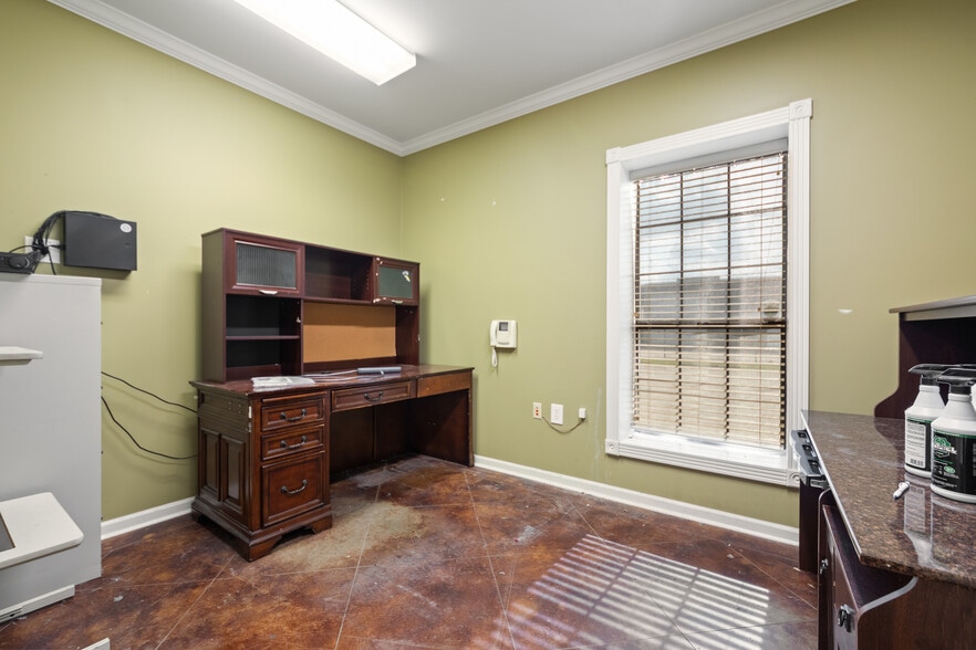 More Photos Of 106 Abigayles Row, Scott Warehouse For Sale