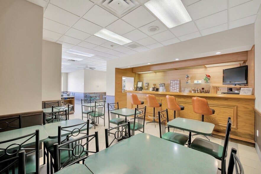 More Photos Of 1727 Division Rd N, Kingsville Restaurant For Sale