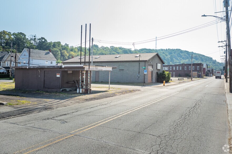 More Photos Of 1075 Airbrake Ave, Turtle Creek Freestanding For Sale