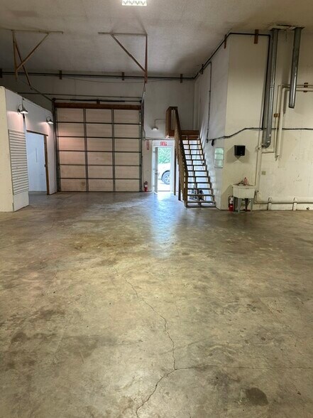 More Photos Of 215 N Village Ter, Tonganoxie Warehouse For Lease