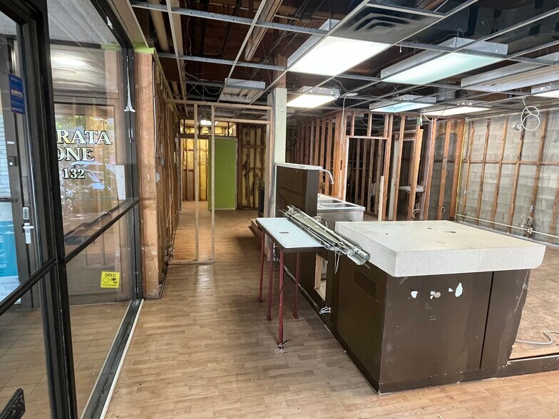 More Photos Of 132 14th St E, North Vancouver Office For Sale