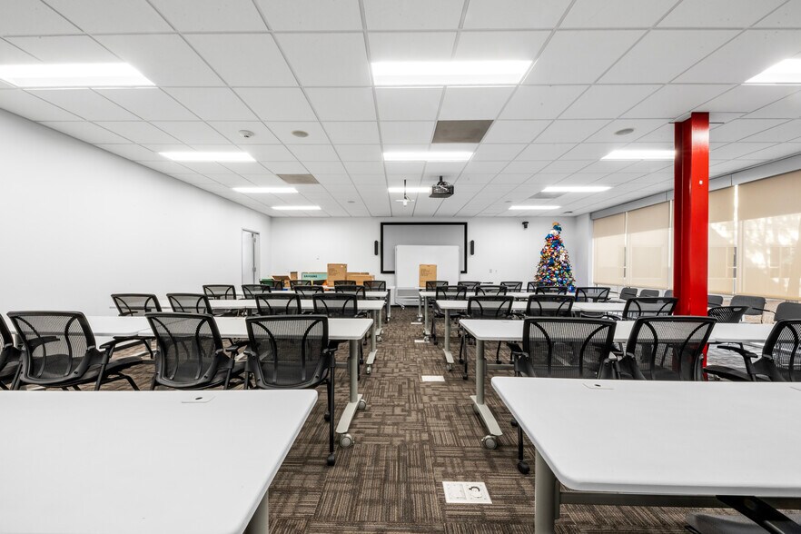 More Photos Of 15635 Jacintoport Blvd, Houston Office For Lease