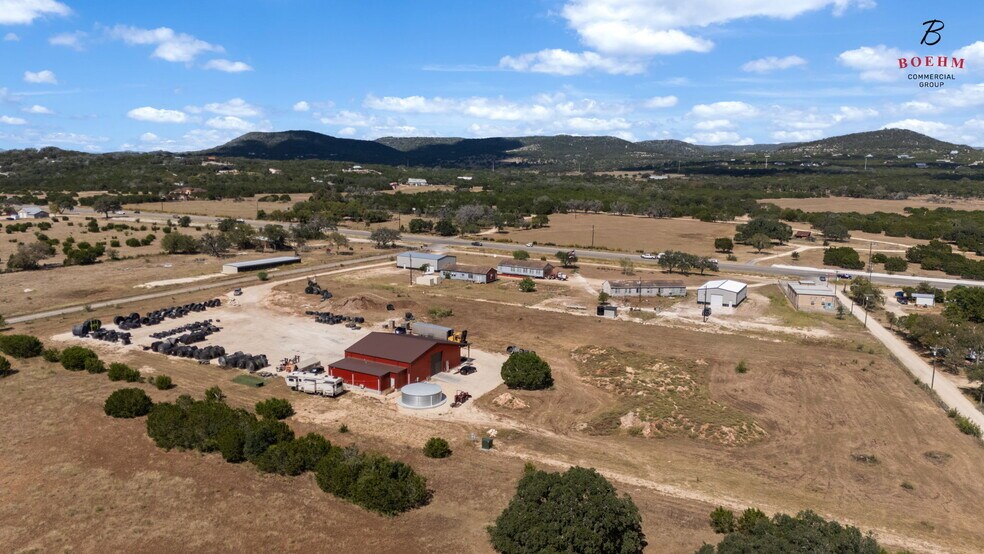 More Photos Of 9106 Highway 16, Pipe Creek Flex For Sale