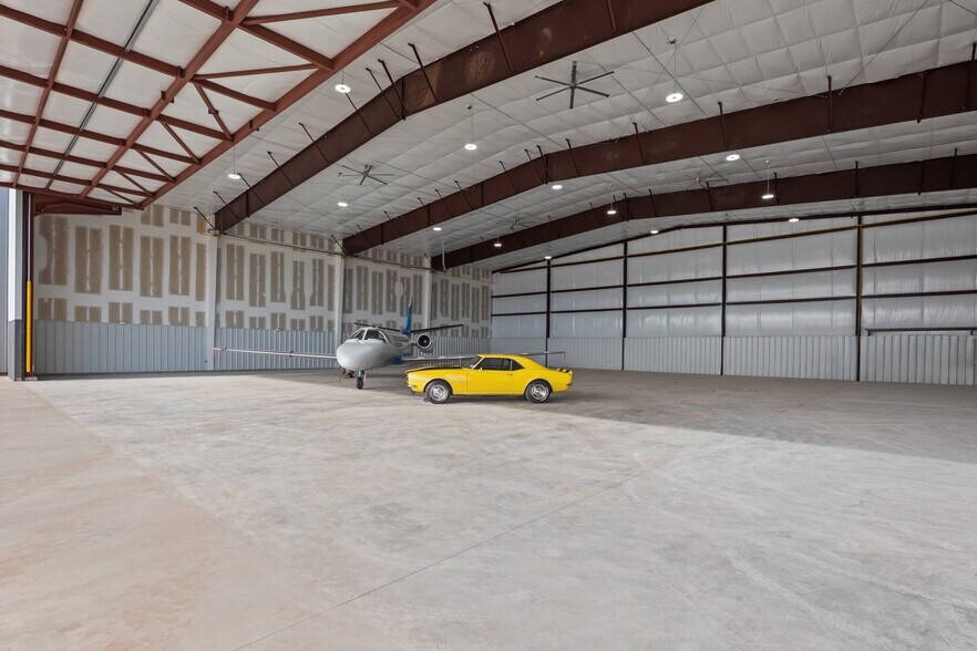 More Photos Of 700 Rod Sullivan Rd, Sanford Airplane Hangar For Lease