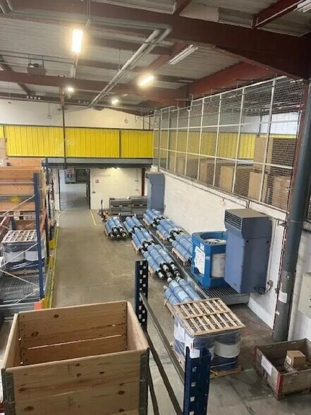 More Photos Of 697 Rue Fourny, Buc Warehouse For Lease