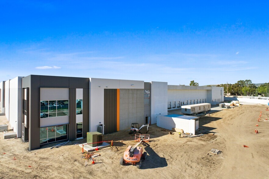 More Photos Of 5235 E Hunter Ave, Anaheim Distribution For Lease