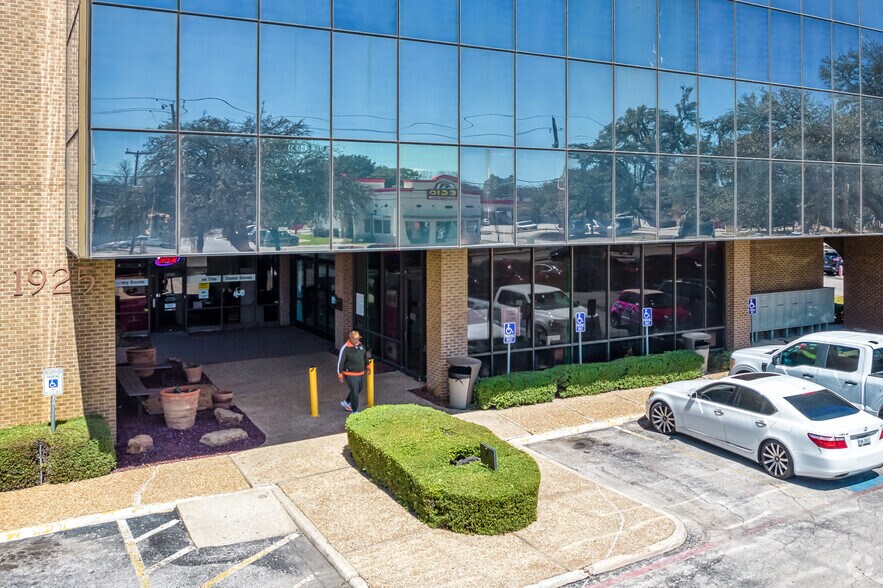 More Photos Of 1925 E Belt Line Rd, Carrollton Office For Lease