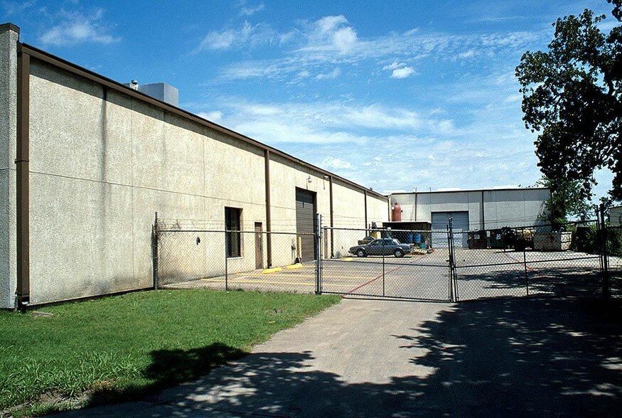 More Photos Of 11210 Ables Ln, Dallas Warehouse For Lease