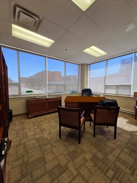 More Photos Of 4360 Ch de la Côte-de-Liesse, Mt Royal Showroom For Lease