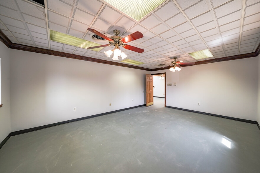 More Photos Of 8023 Malcolm Rd, Clinton Medical For Lease
