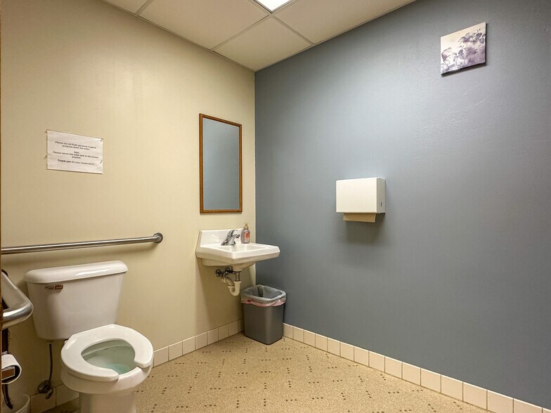 More Photos Of 233 S 8th St, Medford Office For Sale